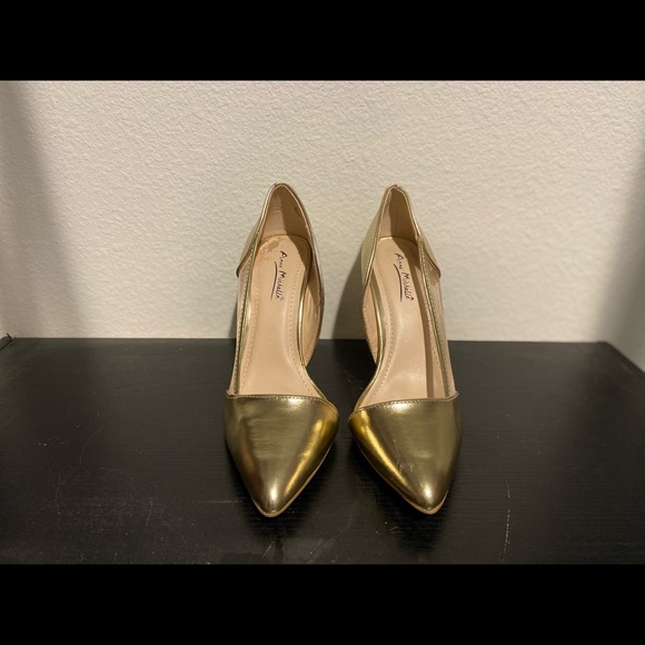 NWOT Anne Michelle Pointed Toe Heels- Gold Metallic Size 7.5 - Picture 2 of 7